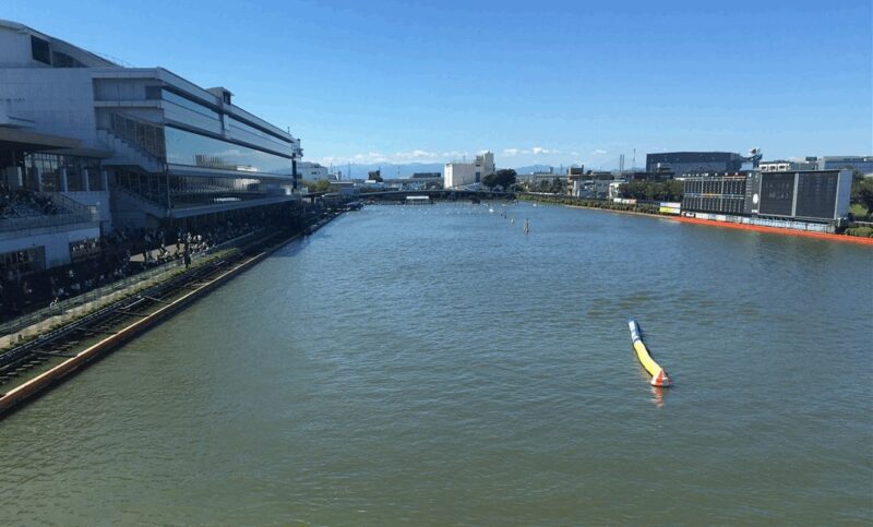 戸田競艇場の第1ターンマーク、コース幅は全国24場で一番狭い