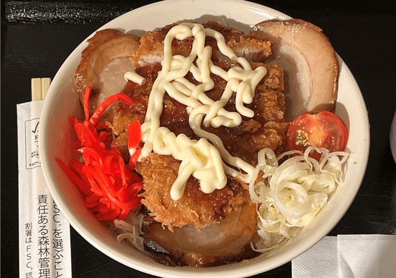 平和島競艇場の名物グルメ「ペラ丼」