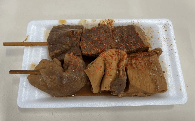 多摩川競艇場の名物グルメ「串モツ」